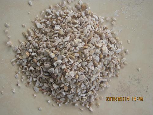 石英砂是石英石经破碎加工而成的石英颗粒,石英石是一种非金属矿物质